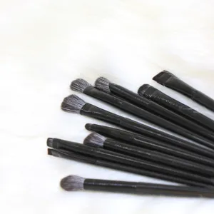 Set de brochas de maquillaje de ojos profesional con cerdas finas para sombras y detalles precisos.