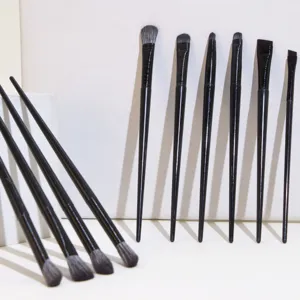 Primer plano detallado del juego de brochas de maquillaje negras con cerdas finas.