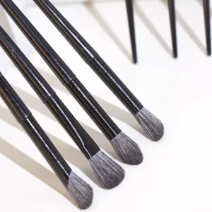 Juego de brochas de maquillaje de ojos profesionales con férula negra para sombra precisa.