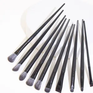Juego de 10 brochas de maquillaje de ojos con mangos negros y virolas cepilladas.