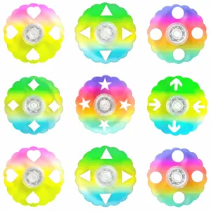 Detailansicht bunter Acryl Hohl Fidget Spinner mit verschiedenen geometrischen Ausschnitten.