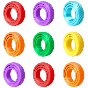 Giocattolo antistres rotativo con anelli concentrici stampati in 3D colorati e lisci.