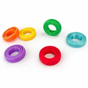 Dettaglio del giocattolo antistress stampato in 3D, anelli a spirale colorati e incastrati.