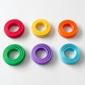 Vista dettagliata anello gyro fidget sfumato stampato in 3D, giocattolo di decompressione.