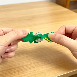 Vue detaillee du jouet fidget spinner dinosaure en silicone, jouet anti-stress souple.