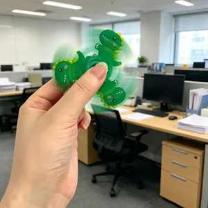 Gros plan détaillé du spinner anti-stress en silicone dinosaure vert au bureau.