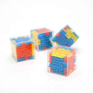 Primer plano detallado del juguete cubo laberinto transparente 3D para ninos y juegos