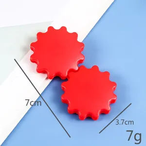 Gros plan sur le fidget spinner engrenage en plastique rouge avec dimensions et design léger.