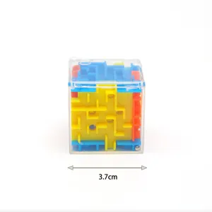 Vista detallada del mini cubo laberinto puzzle 3D, muestra estructura multicolor.