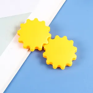 Jouet fidget spinner engrenage rotatif jaune vue detaillee, parfait anti-stress.