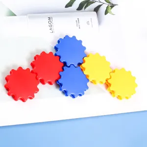 Fidget spinners d'engrenage en plastique coloré, jouets de décompression amusants pour le stress.