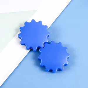 Gros plan détaillé du jouet anti-stress engrenage bleu avec une surface lisse.