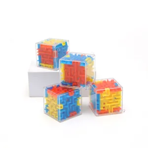 Detalle del cubo de rompecabezas de laberinto 3D transparente con pistas interiores de colores.