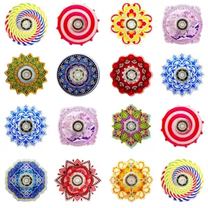 Vue détaillée montrant divers styles de toupies anti-stress colorées avec motifs mandala.