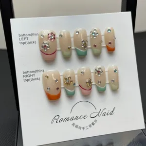 Handgemaakte neppe nagels met strass bloemen, nude basis en prachtige Franse tips.