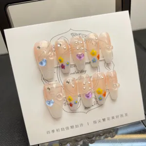 Handgemachte künstliche Nägel mit Gelee-Rosa, bunten 3D-Blumen, Herzen und schönen Strasssteinen.