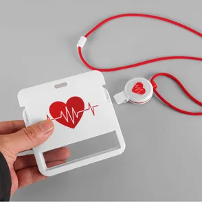 Detailansicht des weißen Ausweishalters mit rotem Herz-EKG-Muster und Umhängeband.