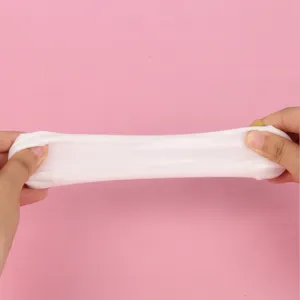 Vista di dettaglio in primo piano che mostra la consistenza flessibile del giocattolo.
