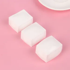 Vista dettagliata del giocattolo antistress in tofu bianco a rimbalzo lento, consistenza morbida.