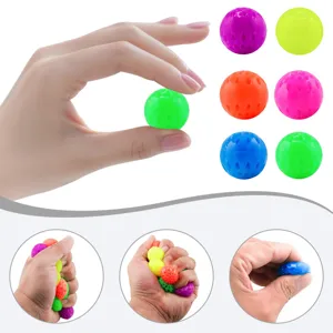 Detailansicht bunter TPR Waben Anti-Stress Quetschbälle mit Textur und Handhabung.