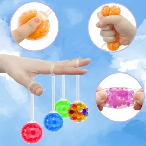 Detailansicht zeigt, wie Hände den bunten Anti-Stress Wasserperlen Ball drücken und dehnen.