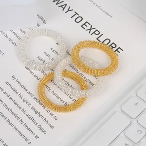 Vue detaillee de bagues de massage en ressort de decompression metallique, jouets anxiolytiques.