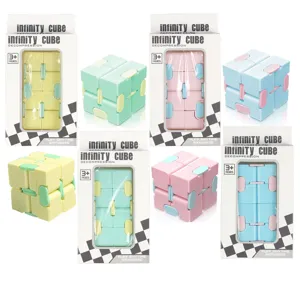 Detailansicht bunter Infinity Cube Fidget Toys, flüssige Klappfunktion, ideal zum Stressabbau.
