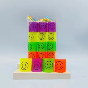 Buntes Regenbogen-Feder-Spielzeug aus Plastik mit niedlichen lachenden Gesichtern für Kinder.