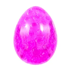 Primer plano detalle del juguete antiestres de huevo rosa translucido con perlas interiores.
