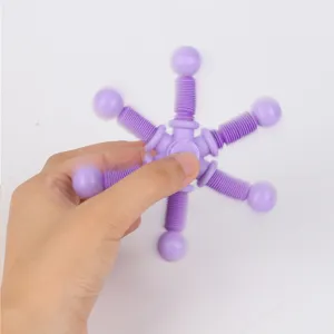 Juguete spinner de tubo telescopico de plastico violeta deformable, vista de detalle.