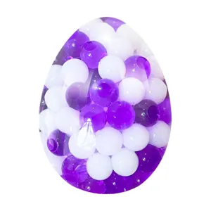 Primer plano de detalle que muestra perlas de gel moradas y blancas en el juguete.