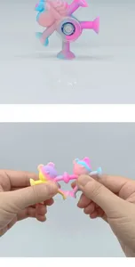 Vue détaillée de jouet fidget spinner en silicone avec ventouse et forme d'ours mignon.
