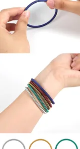 Brazalete de resorte metálico flexible pulsera elástica descompresión juguete colorido.