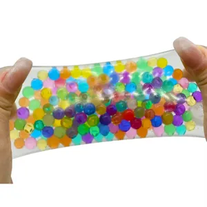 Nahaufnahme von transparentem TPR Dehnbarkeit Spielzeug mit bunten Wasserperlen gefüllt.
