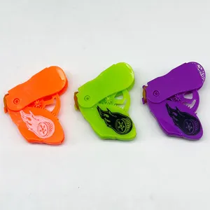 Ensemble de jouets lanceur de toupie de décompression de bureau coloré en plastique.