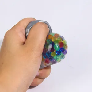 Giocattolo antistress teschio alieno di Halloween con perle d'acqua colorate e divertenti.