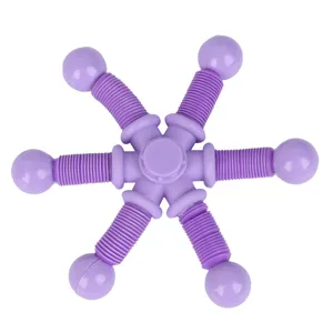 Detalle de juguete antiestrés de plástico morado, tubo telescópico flexible sensorial.