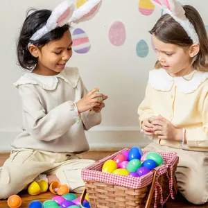 Set de huevos de Pascua de plástico rellenables con cesta para decoración de fiesta.