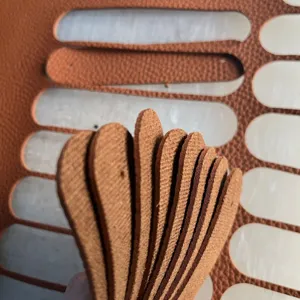 Vista dettagliata clip per cappello in pelle PU, parti in marrone per artigianato.