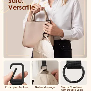 Detalle de clip de sombrero para mochila con mosquetón de metal negro y doble cerradura.