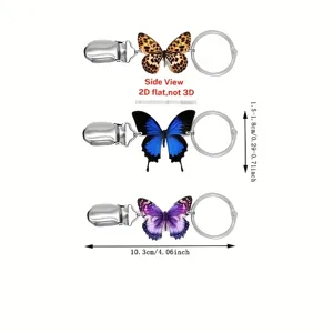 Schmetterlings-Hutclip-Detail zeigt Abmessungen und flaches Design für einfache Reisen.