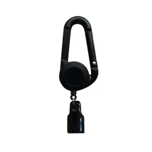 Étui rétractable pour briquet avec mousqueton, support noir durable pour un usage facile.