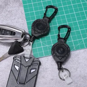 Robustes einziehbares Schlüsselband Ausweishalter mit Karabiner Haken im Mecha Stil.