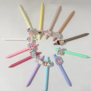 Stylos à bille rétractables colorés avec des pendentifs en acrylique pour le bureau.