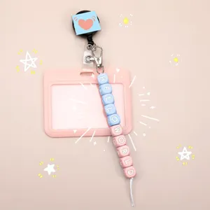Detailansicht der Krankenpflege-Ausweisrolle, Perlenkofferband mit Buchstaben und pinker Halter.