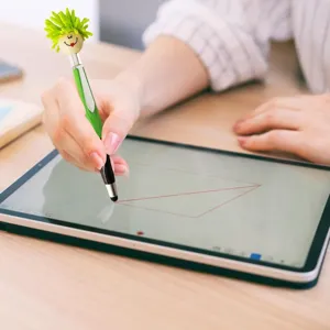Süßer Cartoon Plüschhaar Eingabestift Kugelschreiber Detail mit grünem lustigen Design für Büro.