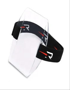 Detailansicht des klaren Arm-Ausweishalters, transparente Kartenhülle mit elastischem Band.