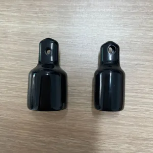 Vue détaillée des étuis de protection noirs brillants, montrant une surface lisse et un trou.