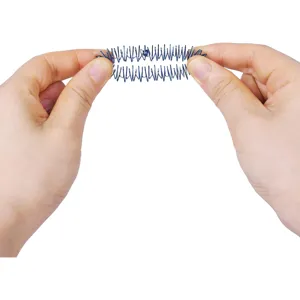 Detailansicht des blauen Metall-Fidget-Rings zur Fingerakupressur und Entspannung.