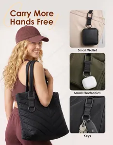 Vista detallada del clip para gorra de mochila que muestra una fijación versátil para accesorios.